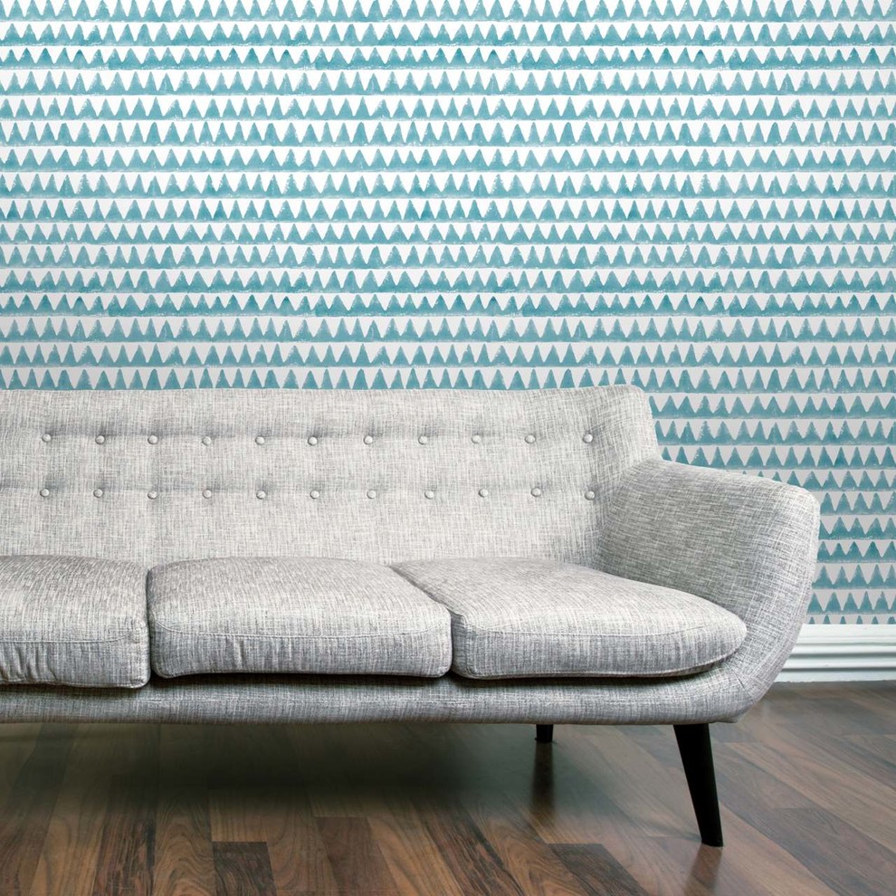 Cette photo montre un salon tendance ouvert avec un mur bleu et parquet foncé.