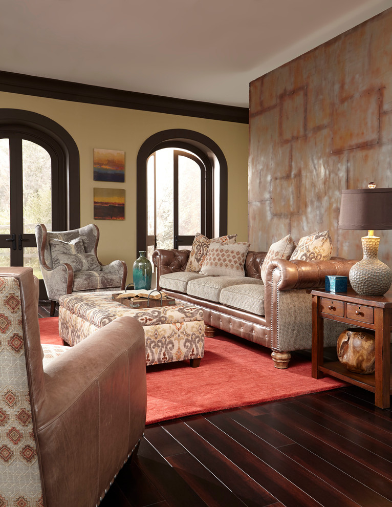 Mittelgroßes, Repräsentatives, Abgetrenntes Mediterranes Wohnzimmer mit beiger Wandfarbe und Kalkstein in Detroit