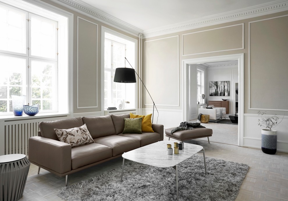 Diseño de salón para visitas cerrado vintage de tamaño medio sin televisor con paredes beige, suelo de madera clara y suelo beige