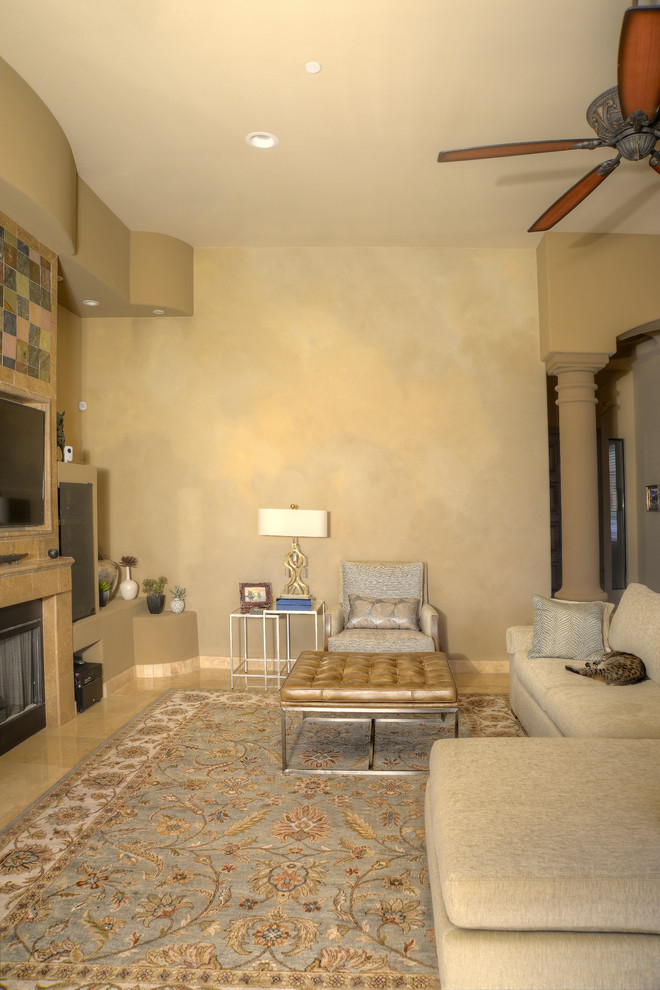 Ispirazione per un soggiorno moderno aperto con pareti beige, TV a parete, camino classico, cornice del camino piastrellata e pavimento in linoleum