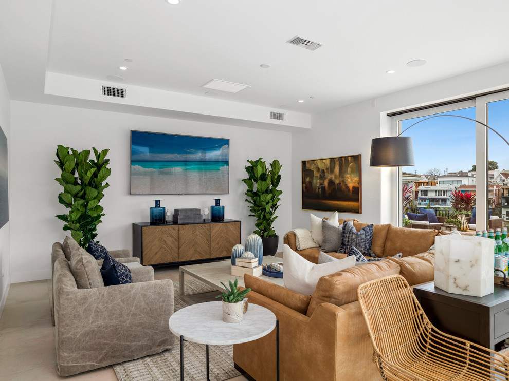 Idee per un soggiorno contemporaneo con pareti bianche, moquette, TV a parete e pavimento beige