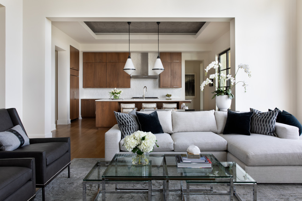 Foto di un grande soggiorno design aperto con pareti bianche, TV a parete, pavimento marrone e pavimento in legno massello medio