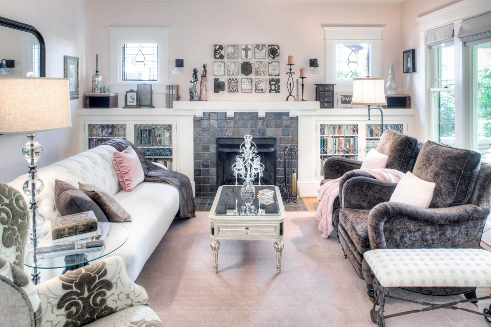 Mittelgroßes, Repräsentatives, Fernseherloses, Abgetrenntes Shabby-Style Wohnzimmer mit rosa Wandfarbe, hellem Holzboden, Kamin und gefliester Kaminumrandung in Portland