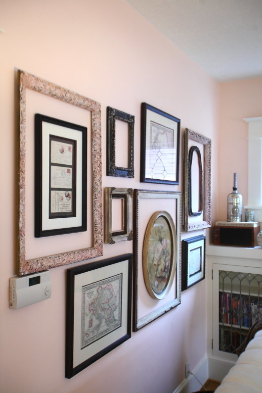 Exempel på ett mellanstort shabby chic-inspirerat separat vardagsrum, med ett finrum, rosa väggar, ljust trägolv, en standard öppen spis och en spiselkrans i trä