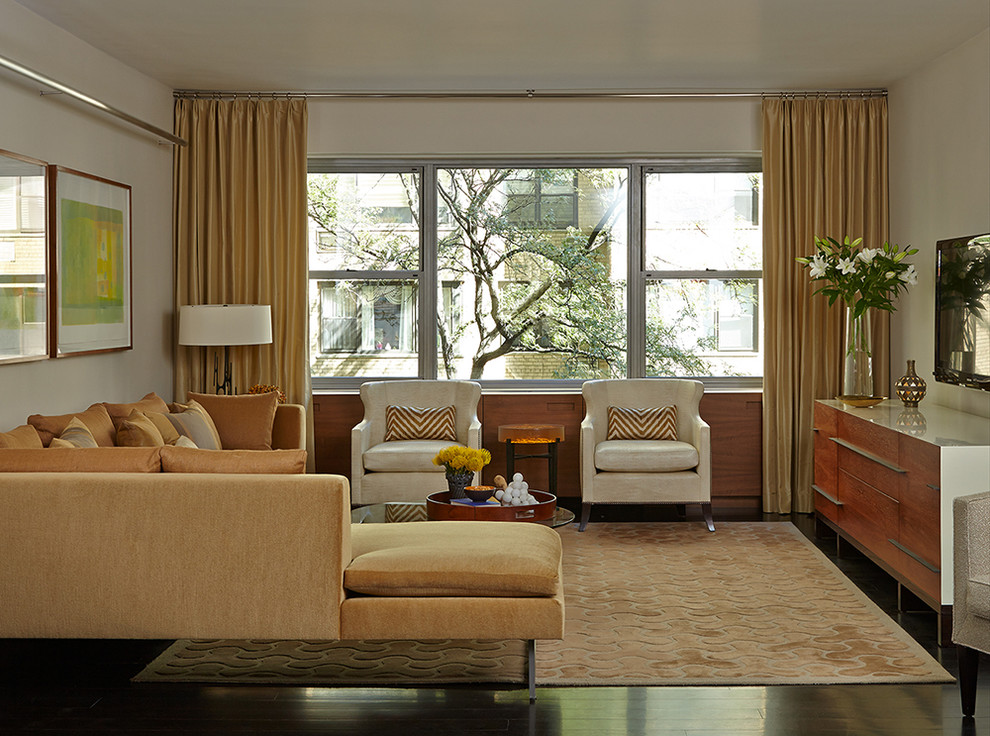 Modelo de salón para visitas cerrado contemporáneo de tamaño medio sin chimenea con paredes blancas, suelo de bambú, televisor colgado en la pared y suelo marrón