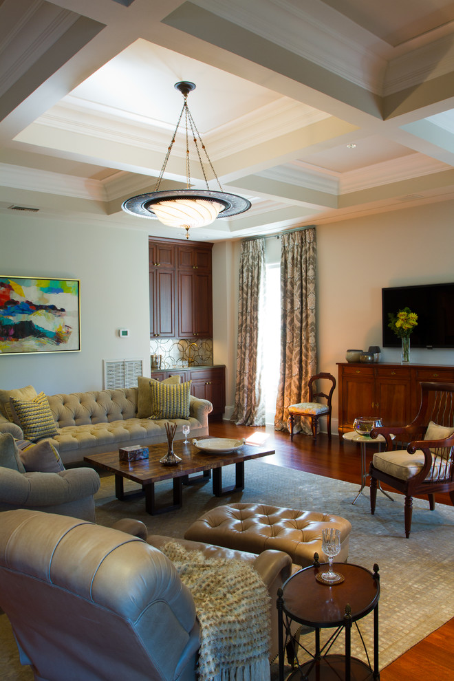 Mittelgroßes, Abgetrenntes Klassisches Wohnzimmer ohne Kamin mit beiger Wandfarbe, braunem Holzboden, TV-Wand und braunem Boden in New Orleans