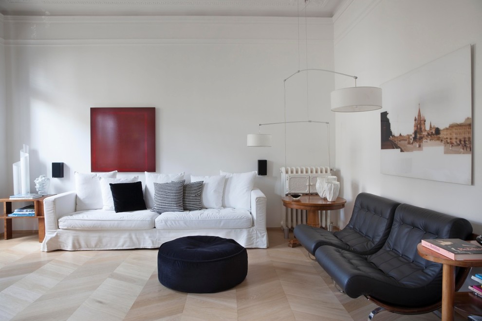 Idee per un grande soggiorno moderno chiuso con sala formale, pareti bianche, parquet chiaro e pavimento beige
