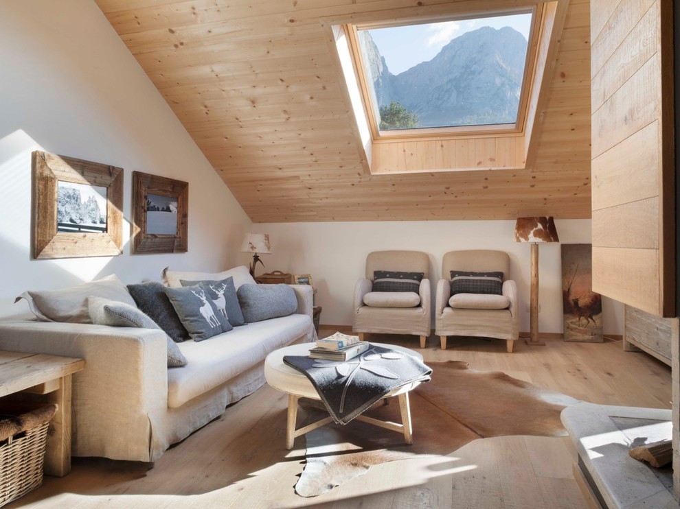 Mittelgroßes Uriges Wohnzimmer mit weißer Wandfarbe, hellem Holzboden und beigem Boden in Sonstige