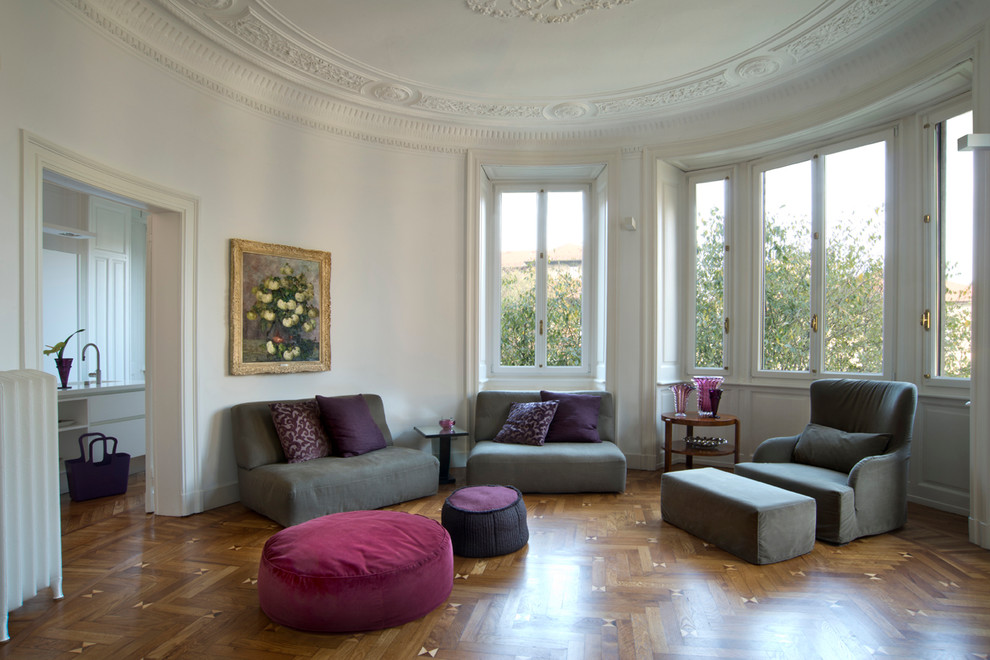 Ispirazione per un grande soggiorno contemporaneo aperto con sala formale, pareti bianche e pavimento in legno massello medio