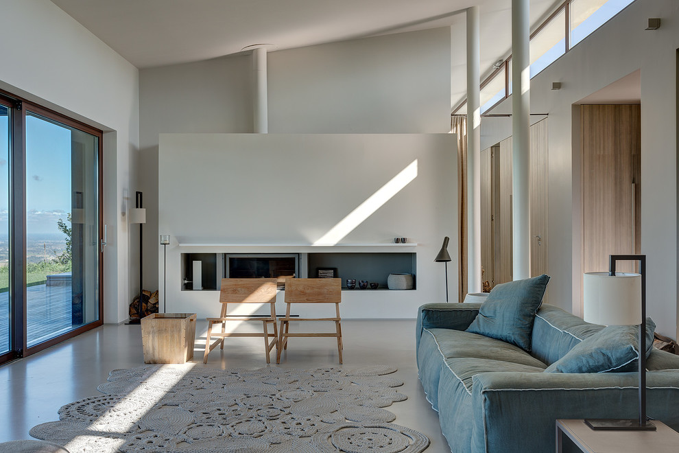 Ispirazione per un grande soggiorno minimal aperto con sala formale, pareti bianche e pavimento grigio