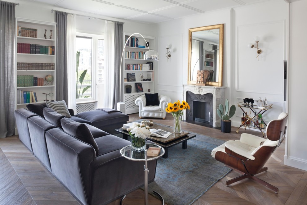 Foto di un soggiorno tradizionale di medie dimensioni con libreria, pareti bianche, nessuna TV e pavimento marrone