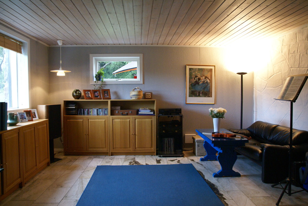 Idee per un grande soggiorno minimal aperto con pareti grigie, pavimento in marmo, nessun camino e nessuna TV