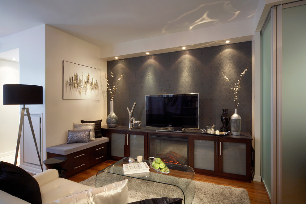 Bild på ett funkis vardagsrum, med grå väggar och en fristående TV