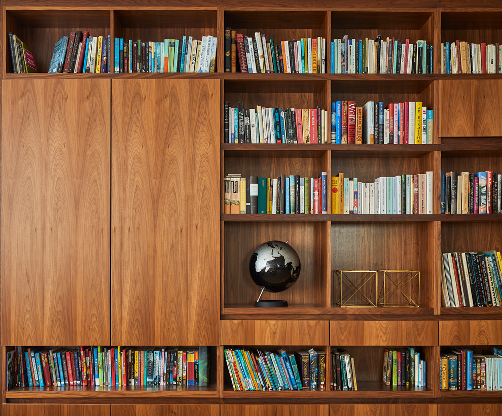 Inspiration pour un salon minimaliste ouvert avec une bibliothèque ou un coin lecture, un mur blanc, parquet clair et aucun téléviseur.