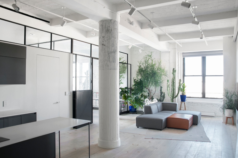 Ispirazione per un soggiorno minimalista stile loft e di medie dimensioni con pareti bianche, pavimento in legno verniciato, sala formale e pavimento bianco
