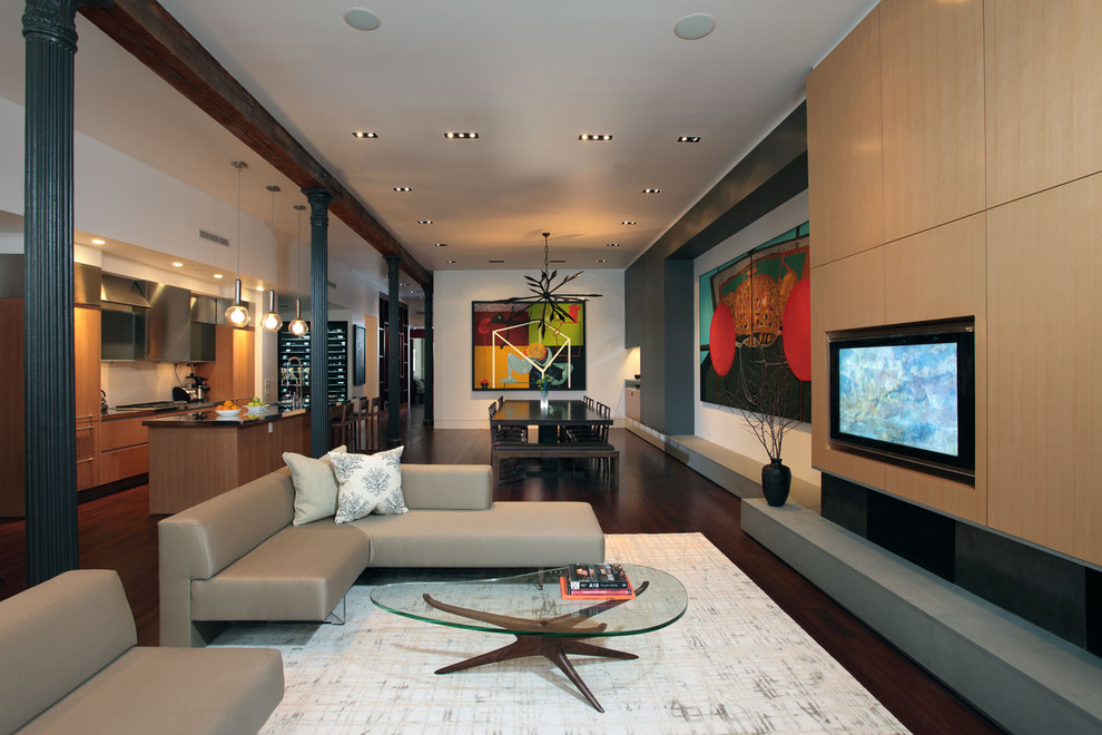 Diseño de salón abierto actual con televisor colgado en la pared