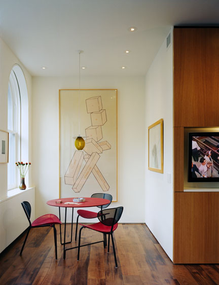 Exemple d'une salle à manger moderne de taille moyenne avec un mur blanc, un sol en bois brun et aucune cheminée.