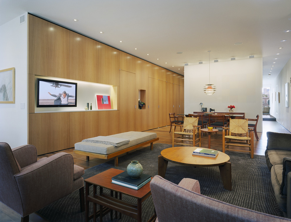Ispirazione per un soggiorno minimalista di medie dimensioni con parete attrezzata, nessun camino, pareti bianche, pavimento in legno massello medio e tappeto