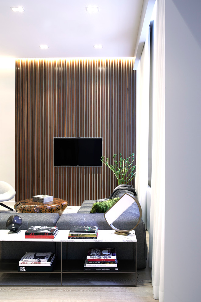 Geräumiges Modernes Wohnzimmer im Loft-Stil, ohne Kamin mit brauner Wandfarbe, hellem Holzboden, TV-Wand und beigem Boden in New York