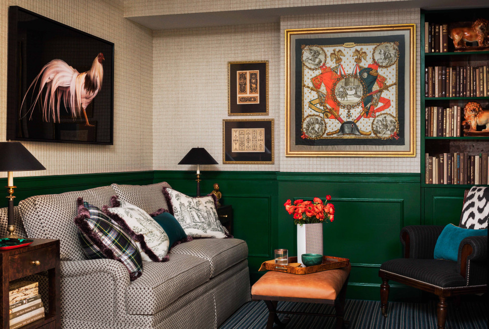 Пример оригинального дизайна: гостиная комната в классическом стиле с бежевыми стенами, ковровым покрытием, синим полом и панелями на стенах