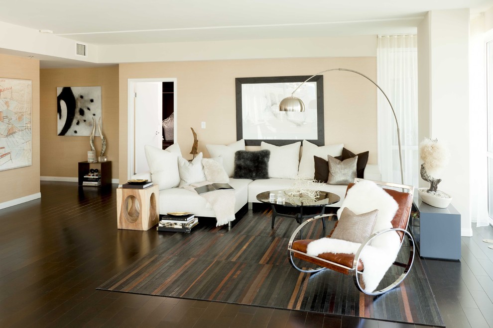 Ispirazione per un soggiorno moderno di medie dimensioni con pareti beige