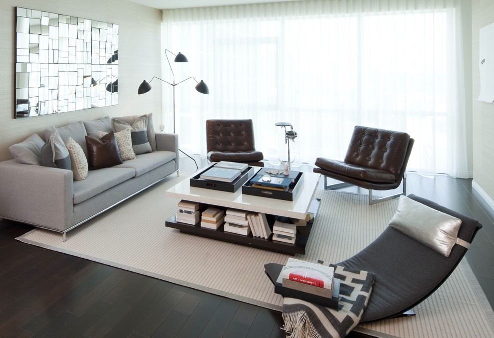 Идея дизайна: большая гостиная комната в стиле модернизм с бежевыми стенами и ковром на полу