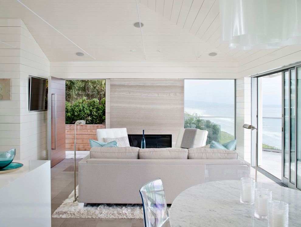 Ispirazione per un soggiorno stile marinaro di medie dimensioni e aperto con pareti bianche e TV a parete
