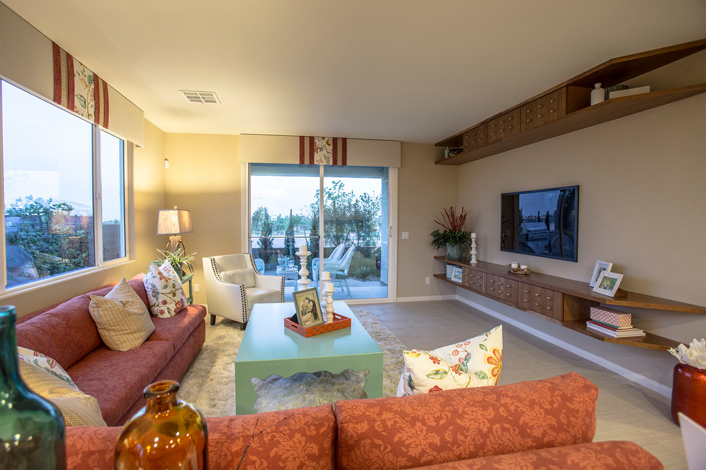 Imagen de salón para visitas tipo loft ecléctico de tamaño medio con paredes beige, suelo de baldosas de porcelana y televisor colgado en la pared