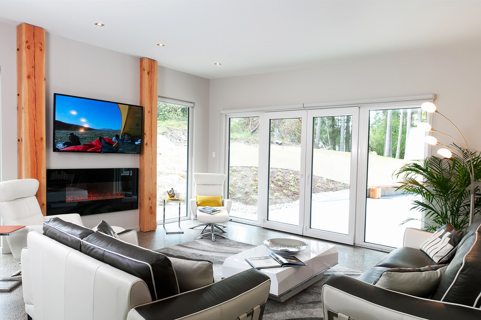 Mittelgroßes, Offenes Modernes Wohnzimmer mit weißer Wandfarbe, Betonboden, Kamin und Kaminumrandung aus Holz in Vancouver