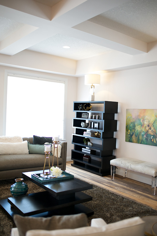 Foto de salón abierto contemporáneo de tamaño medio sin chimenea y televisor con suelo de madera en tonos medios y paredes rosas