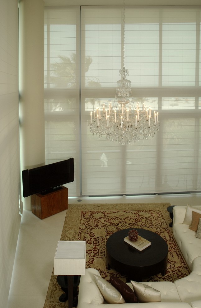 Стильный дизайн: парадная, открытая гостиная комната среднего размера в современном стиле с бежевыми стенами, отдельно стоящим телевизором и бежевым полом без камина - последний тренд