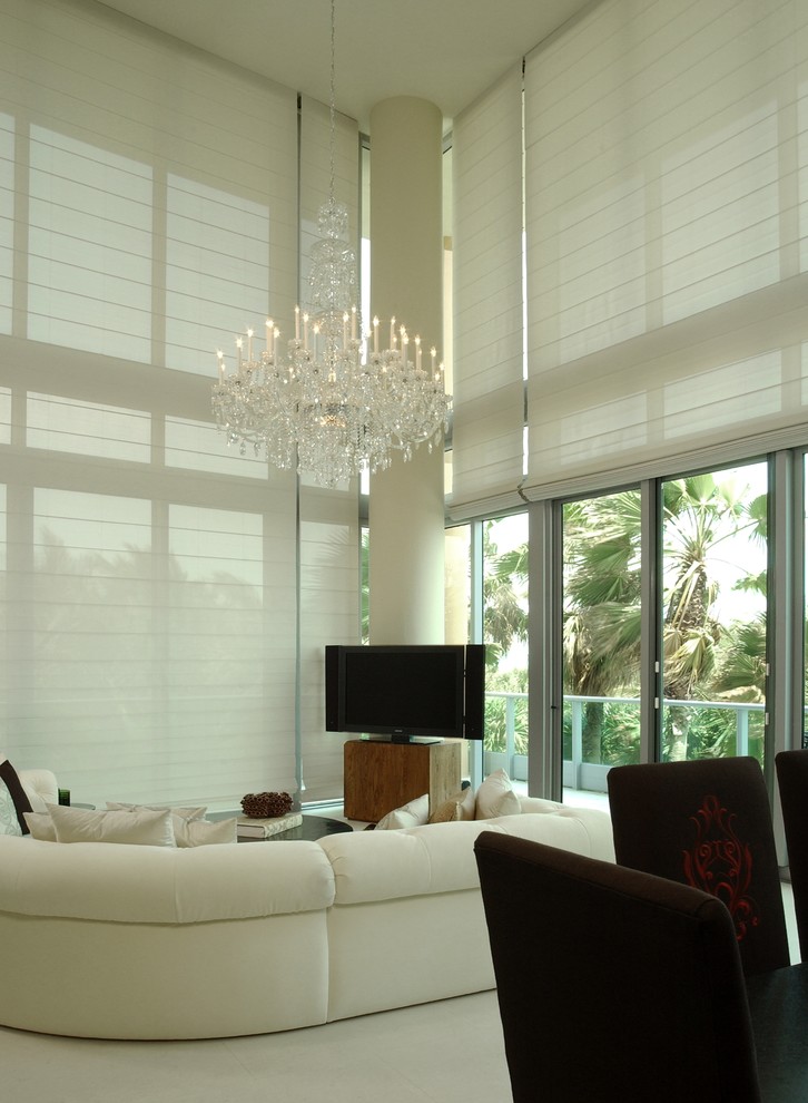 Mittelgroßes, Repräsentatives, Offenes Modernes Wohnzimmer ohne Kamin mit beiger Wandfarbe, freistehendem TV und beigem Boden in Miami