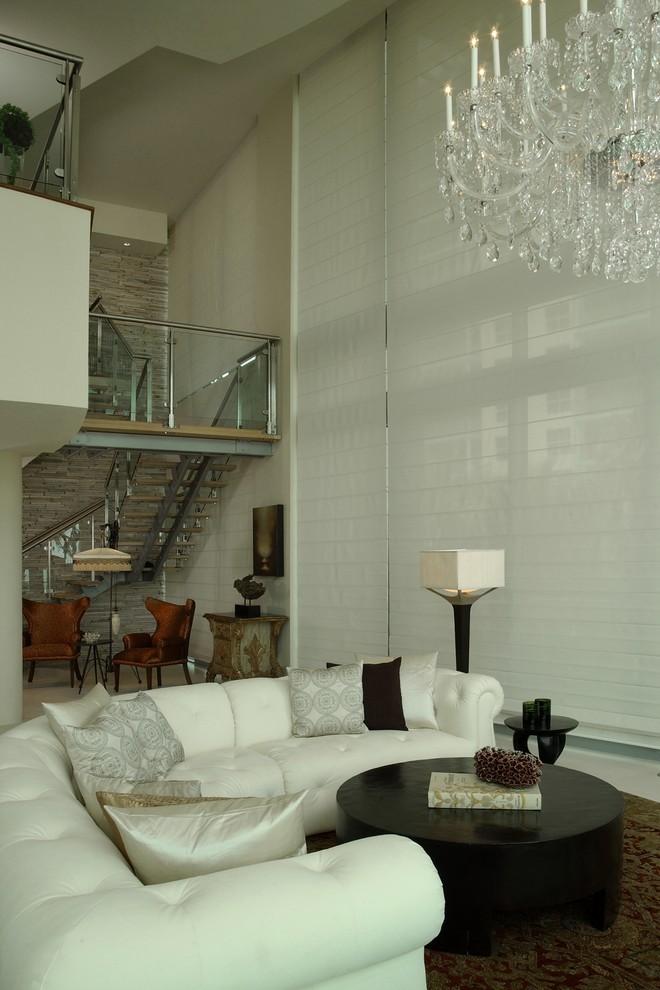 Mittelgroßes, Repräsentatives, Fernseherloses, Offenes Modernes Wohnzimmer ohne Kamin mit beiger Wandfarbe und beigem Boden in Miami