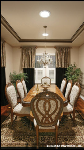 Cette photo montre une salle à manger chic de taille moyenne avec un mur blanc, parquet foncé, une cheminée standard et un manteau de cheminée en plâtre.