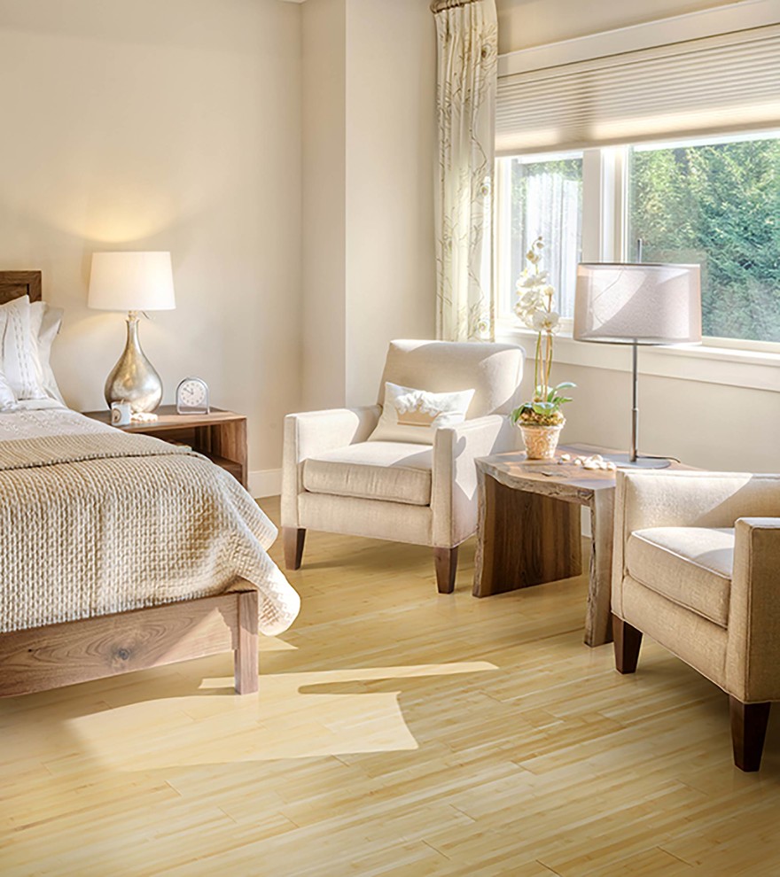 На фото: изолированная гостиная комната в стиле неоклассика (современная классика) с бежевыми стенами и полом из бамбука с