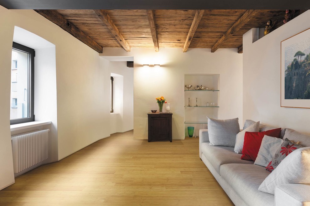 Идея дизайна: гостиная комната среднего размера в современном стиле с полом из бамбука и белыми стенами