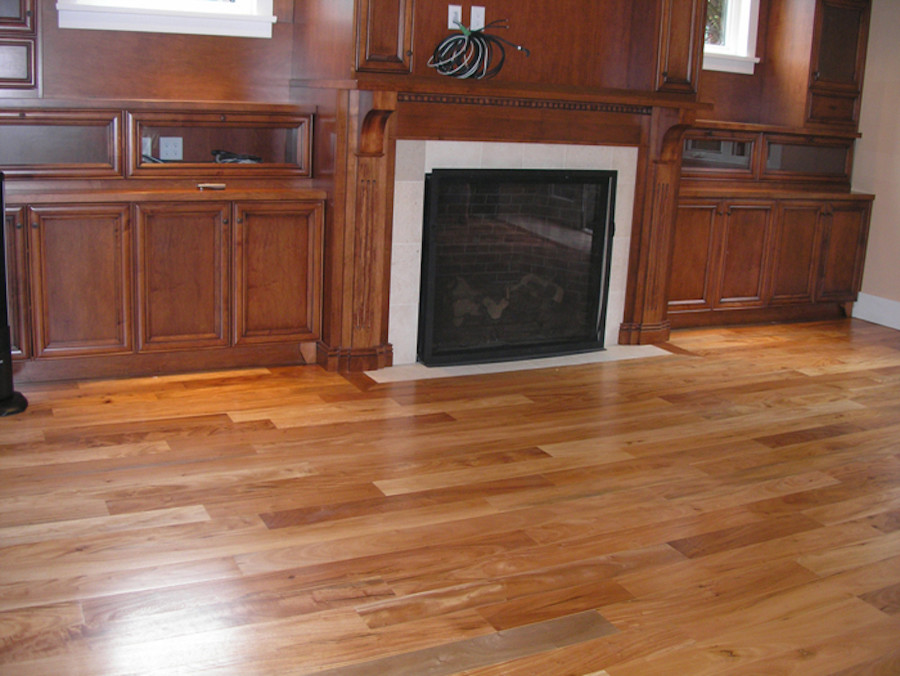 Exempel på ett mellanstort klassiskt allrum med öppen planlösning, med beige väggar, mellanmörkt trägolv, en standard öppen spis, en spiselkrans i trä och brunt golv