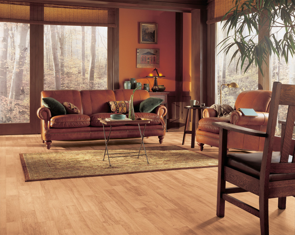 На фото: изолированная гостиная комната среднего размера в стиле рустика с оранжевыми стенами и полом из винила