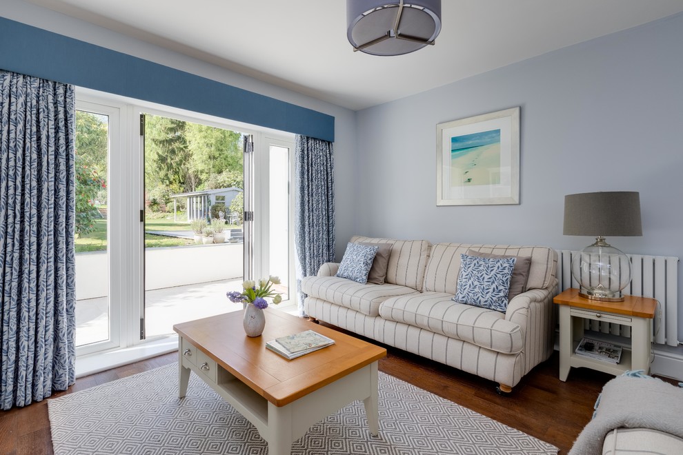 Ispirazione per un soggiorno stile marino di medie dimensioni e chiuso con pareti blu, pavimento in legno massello medio, nessun camino e parete attrezzata