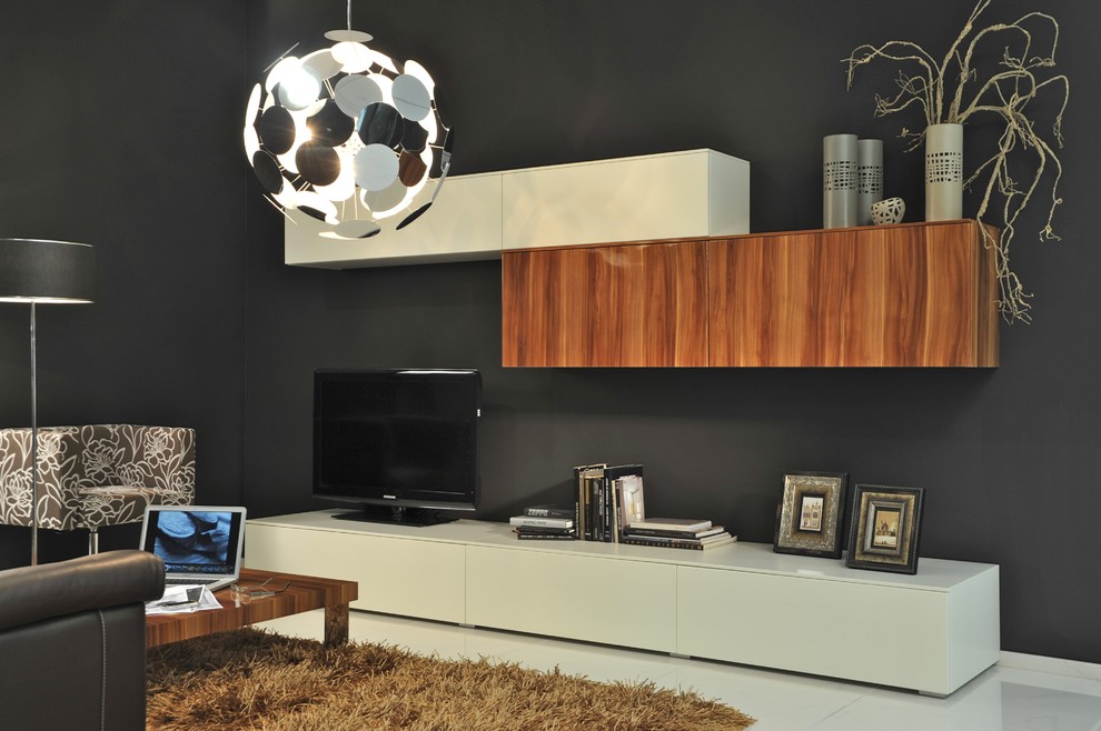 Esempio di un soggiorno moderno con TV autoportante