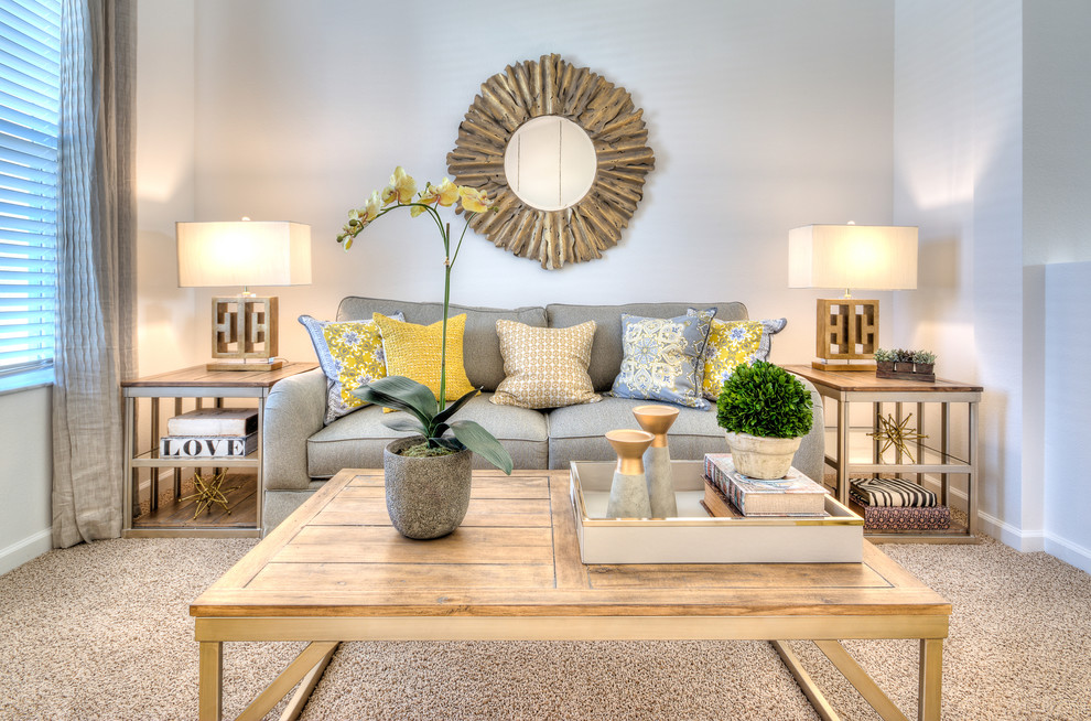 Immagine di un soggiorno classico di medie dimensioni e chiuso con sala formale, pareti bianche, moquette e pavimento beige