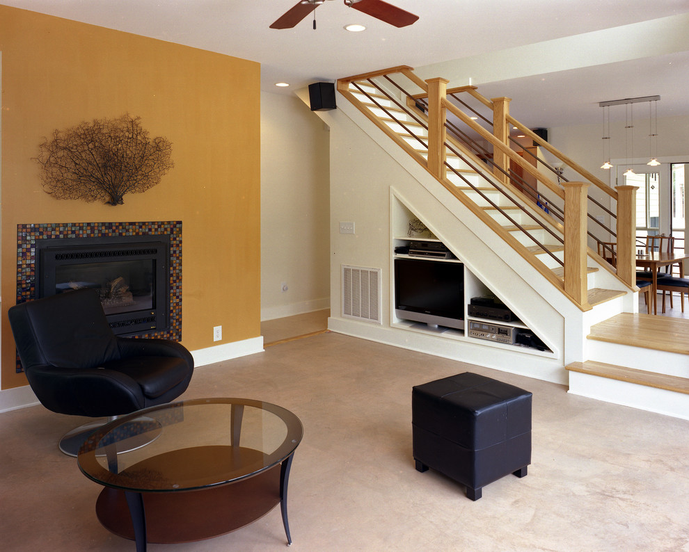 На фото: открытая, парадная гостиная комната среднего размера в современном стиле с желтыми стенами, ковровым покрытием, подвесным камином, фасадом камина из металла, бежевым полом и мультимедийным центром с