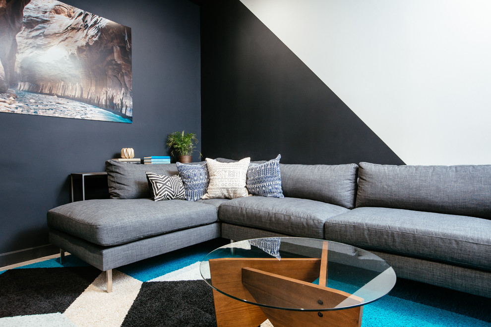 Immagine di un piccolo soggiorno minimal chiuso con pareti nere, pavimento in cemento e TV a parete