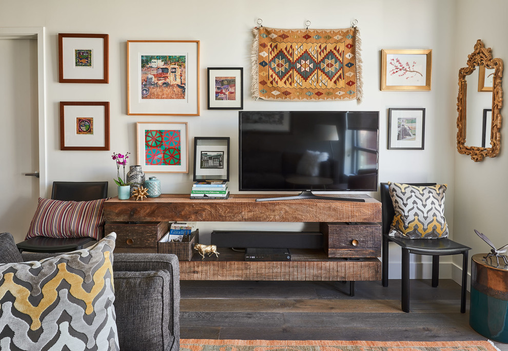 Réalisation d'un petit salon design ouvert avec un mur blanc, un sol en bois brun, un téléviseur indépendant et un sol marron.