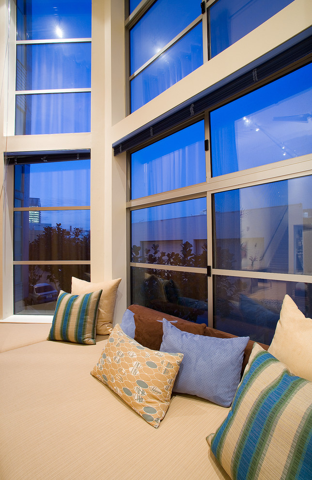 Mittelgroßes, Fernseherloses Modernes Wohnzimmer ohne Kamin, im Loft-Stil mit beiger Wandfarbe in San Francisco