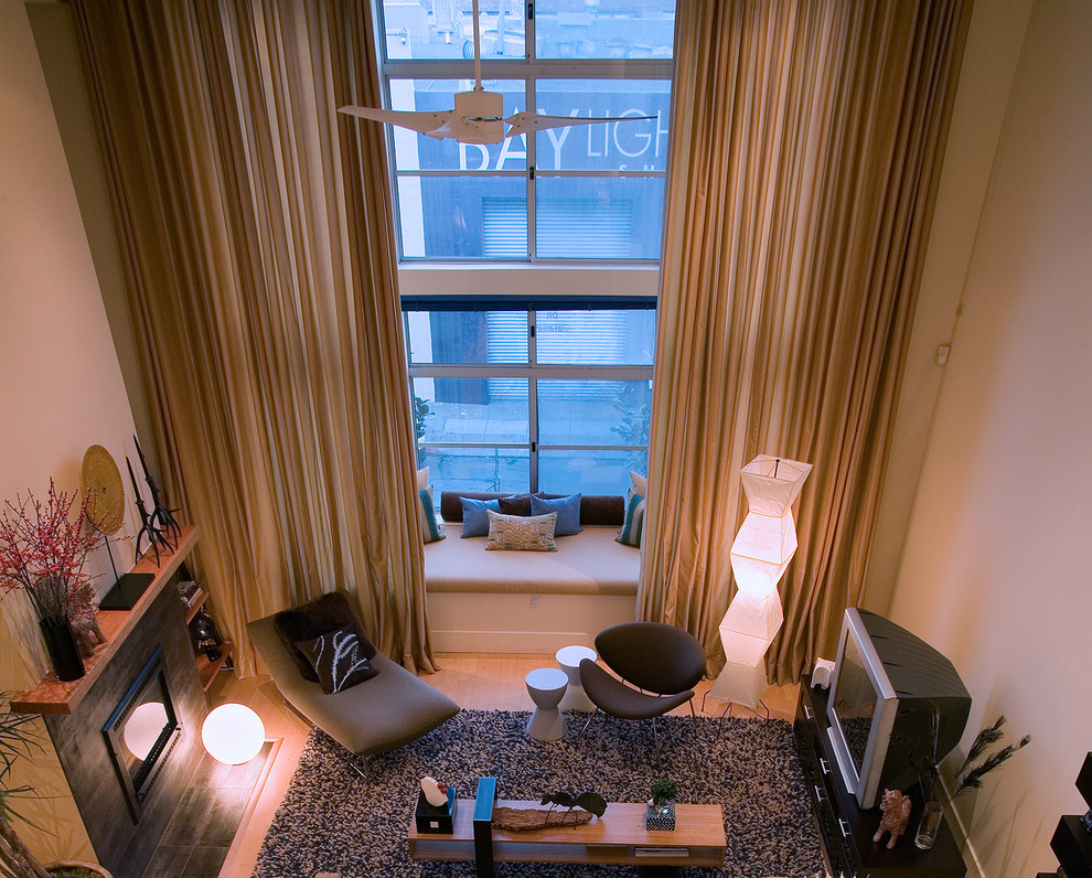 Mittelgroßes, Repräsentatives, Fernseherloses Modernes Wohnzimmer im Loft-Stil mit roter Wandfarbe, hellem Holzboden, Kamin und gefliester Kaminumrandung in San Francisco