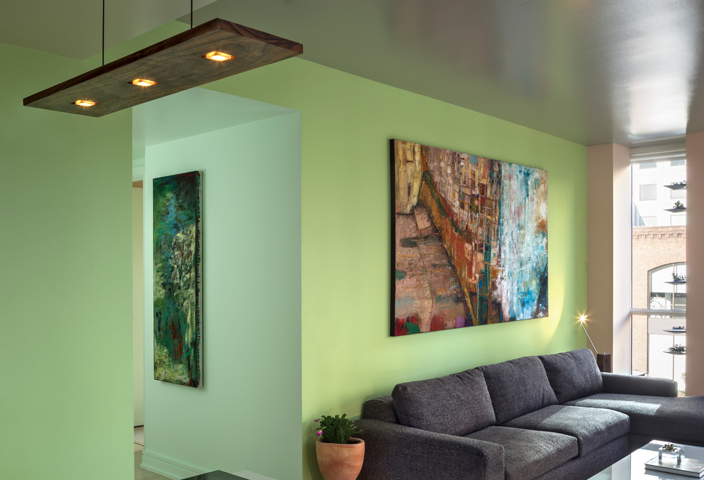 Foto de salón abierto contemporáneo sin chimenea con paredes verdes y suelo de madera clara
