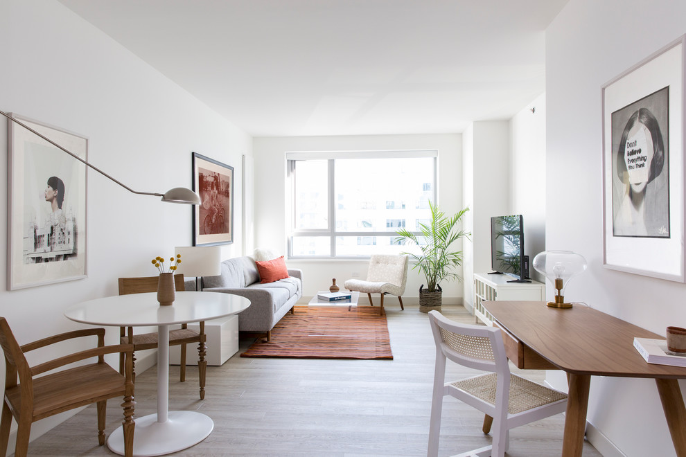 Mittelgroßes, Offenes Skandinavisches Wohnzimmer mit weißer Wandfarbe und hellem Holzboden in San Francisco