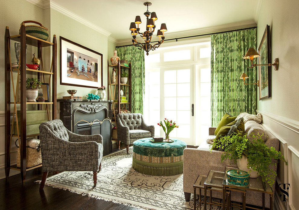 Repräsentatives Klassisches Wohnzimmer mit grüner Wandfarbe, dunklem Holzboden, Kamin und braunem Boden in Chicago