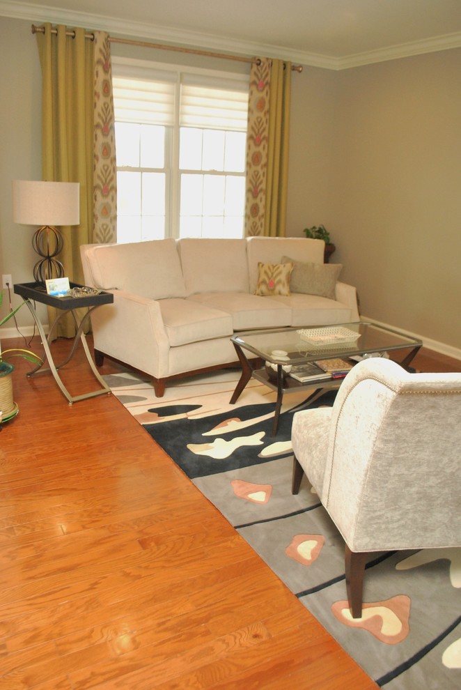 Immagine di un soggiorno contemporaneo di medie dimensioni con pareti grigie e pavimento in legno massello medio